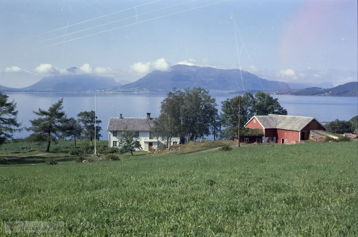 Søvika gnr. 61, i Gjemnes kommune. .Freneidet t.v., Edelandet midt på og Averøya t.h.