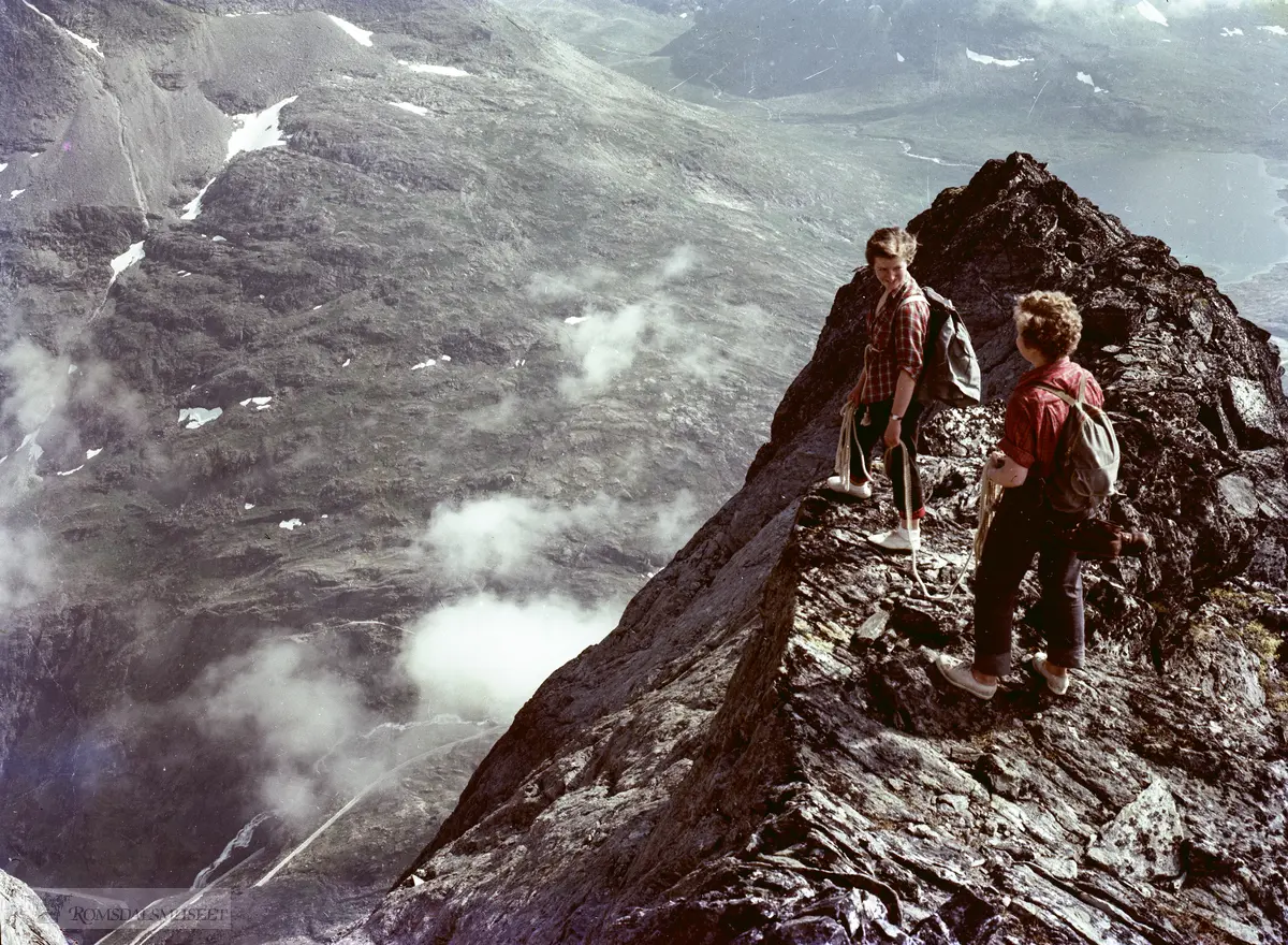 Trollstigen nede t.v.