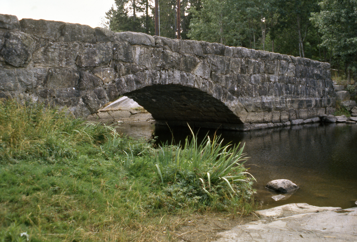 Steinhvelvbru over Tangenelva, til Vestby gård i Ytre Enebakk. Oppført tidlig 1900-tall