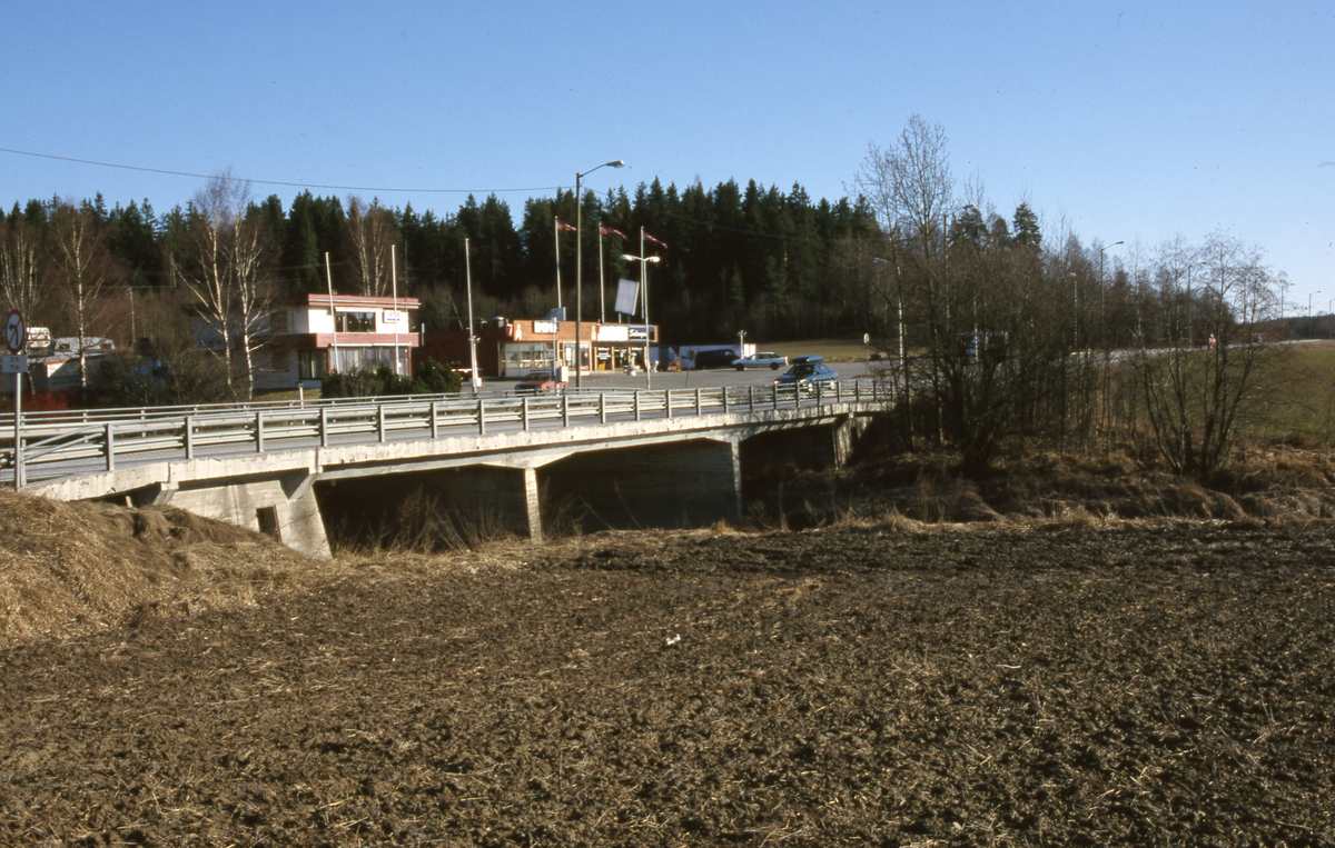 Brandstad betongbru over Såna, oppført 1953 i daværende rv 1 Mosseveien, seinere E6 inntil motorvei ble åpnet lenger vest i 1998