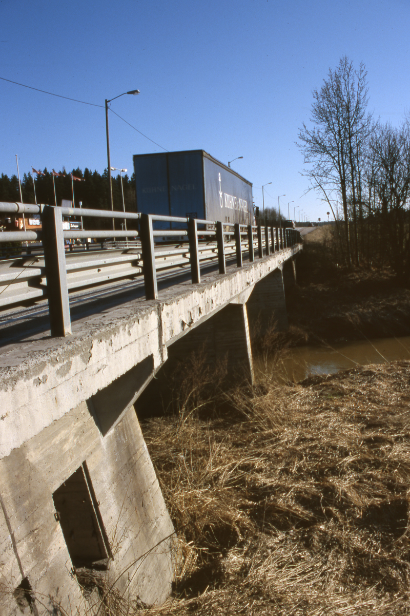 Brandstad betongbru over Såna, oppført 1953 i daværende rv 1 Mosseveien, seinere E6 inntil motorvei ble åpnet lenger vest i 1998