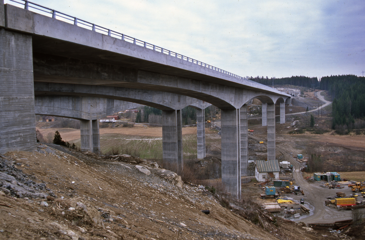 Hølendalen. Nye betongbruer for dobbelt-sporet jernbane (lengst øst/nærmest) og motorvei E6 under oppføring.  Veien ikke ferdig ennå. Jernbanebru l=416 m, h=50 m, spenn l=128m