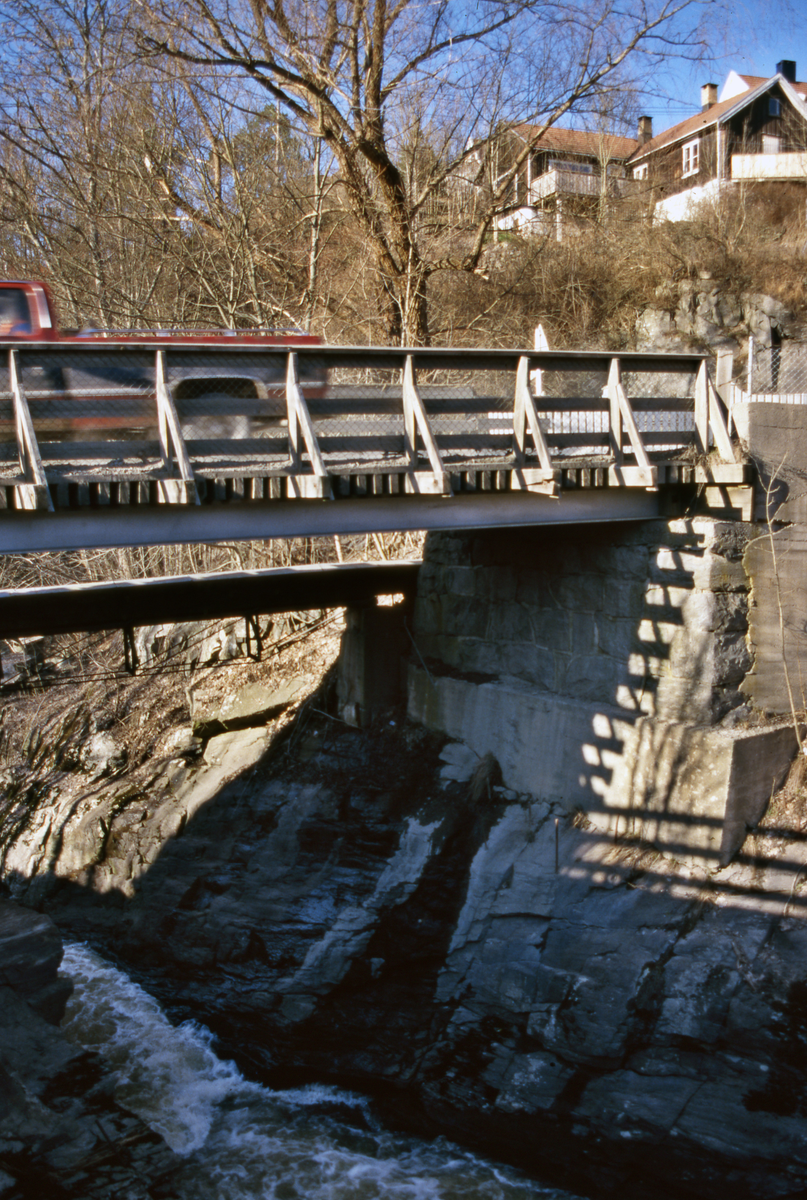 Berg bru i Hølen, store Strandgate over Såna. Bjelkebru med strøved. Spenn l = 11 m