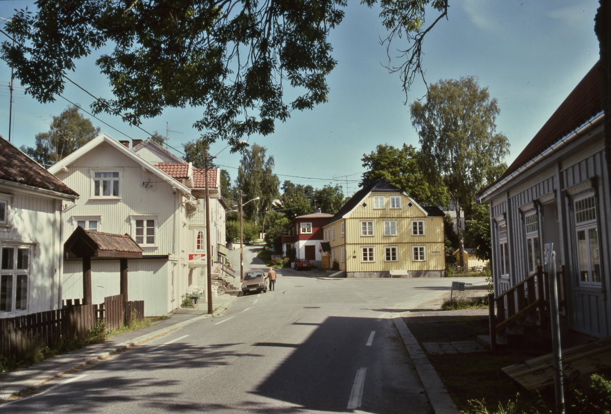 Kongeveien gjennom Hølen sentrum, bebyggelse ved Torget