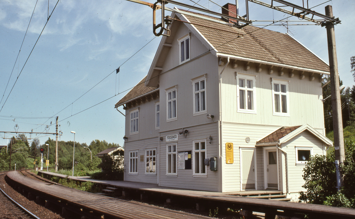 Frogner stasjon, Hovedbanen. Stasjonsbygning og godshus (Schirmer & von Hanno)
