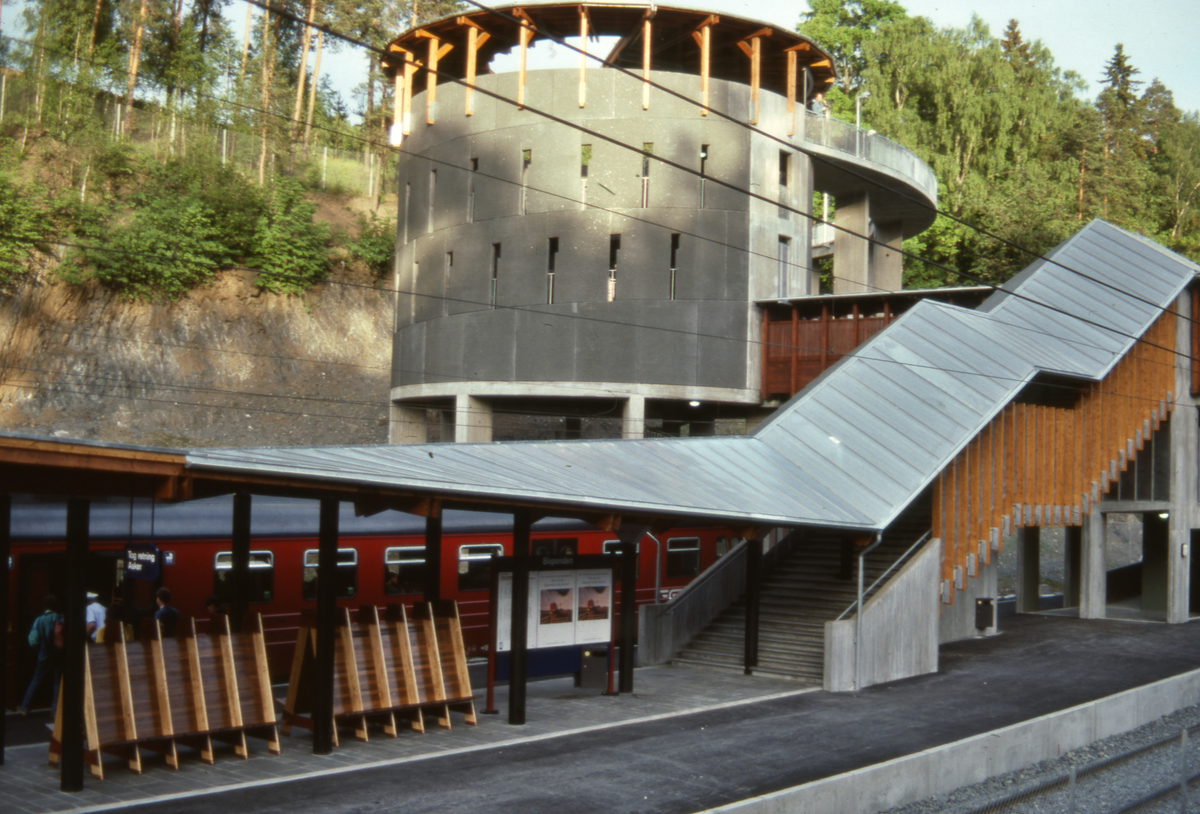 Slependen stasjon, Drammenbanen. Arkitekt Arne Henriksen