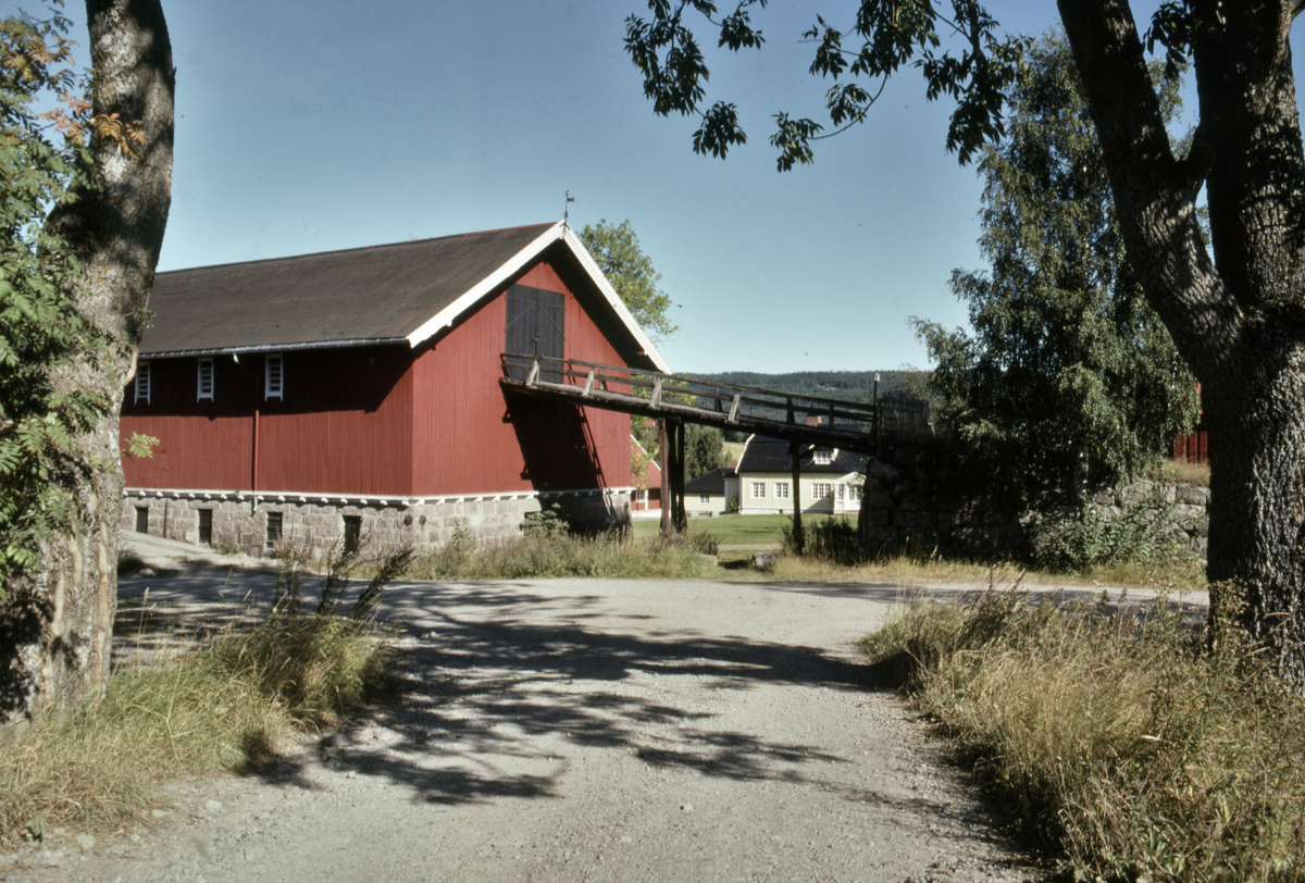 Hakadals Verk, bygningsmiljø (44 hus), side-bygninger, driftsbygning