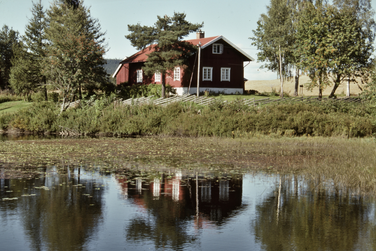 Hakadals Verk, bygningsmiljø (44 hus), side-bygninger, driftsbygning