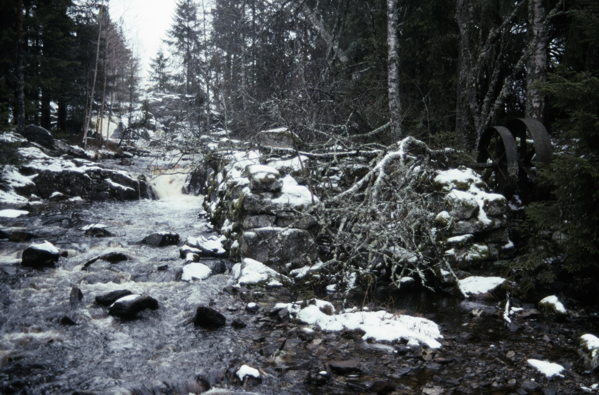 Sagstuåa, murte skåvegger