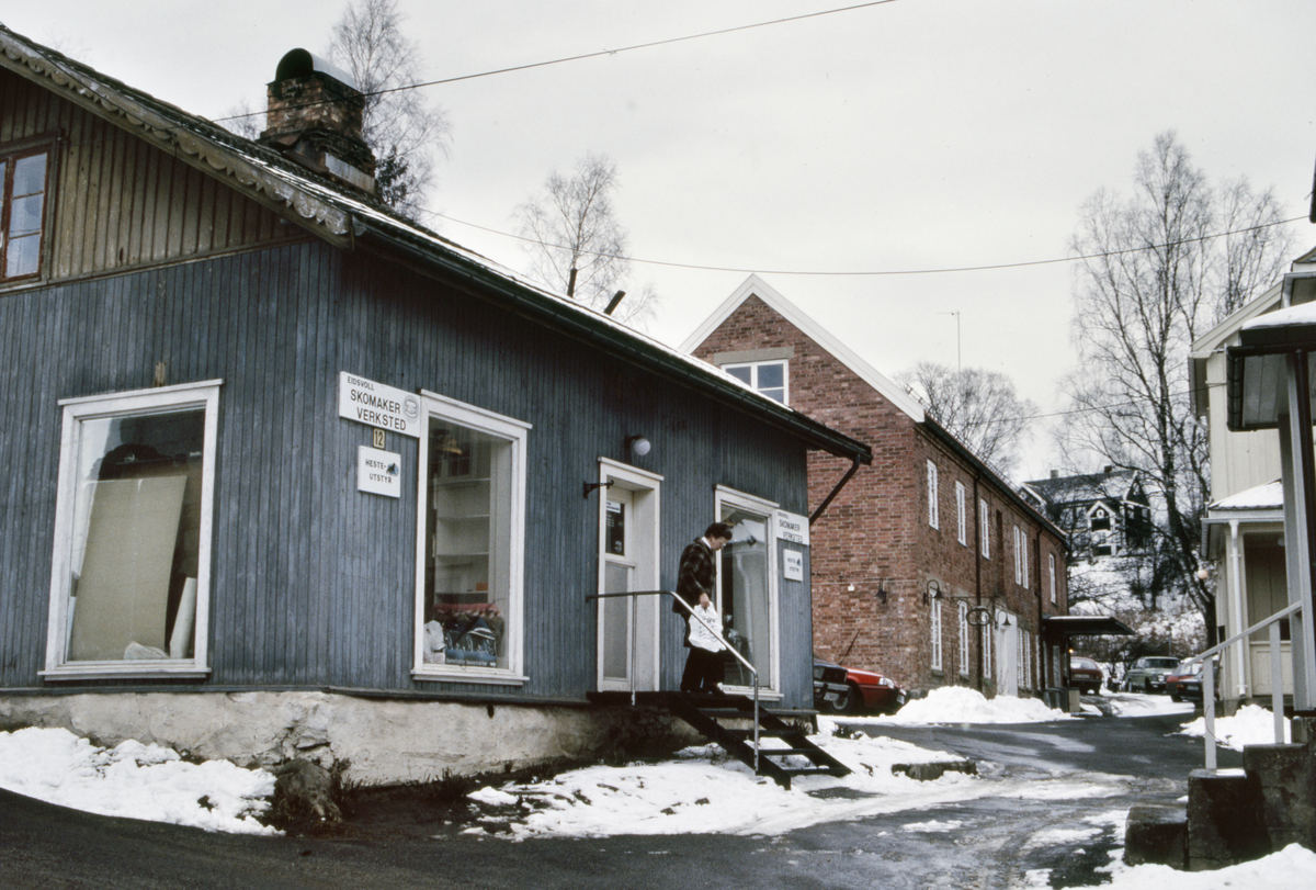 Sundet, forretningsbygg og gate