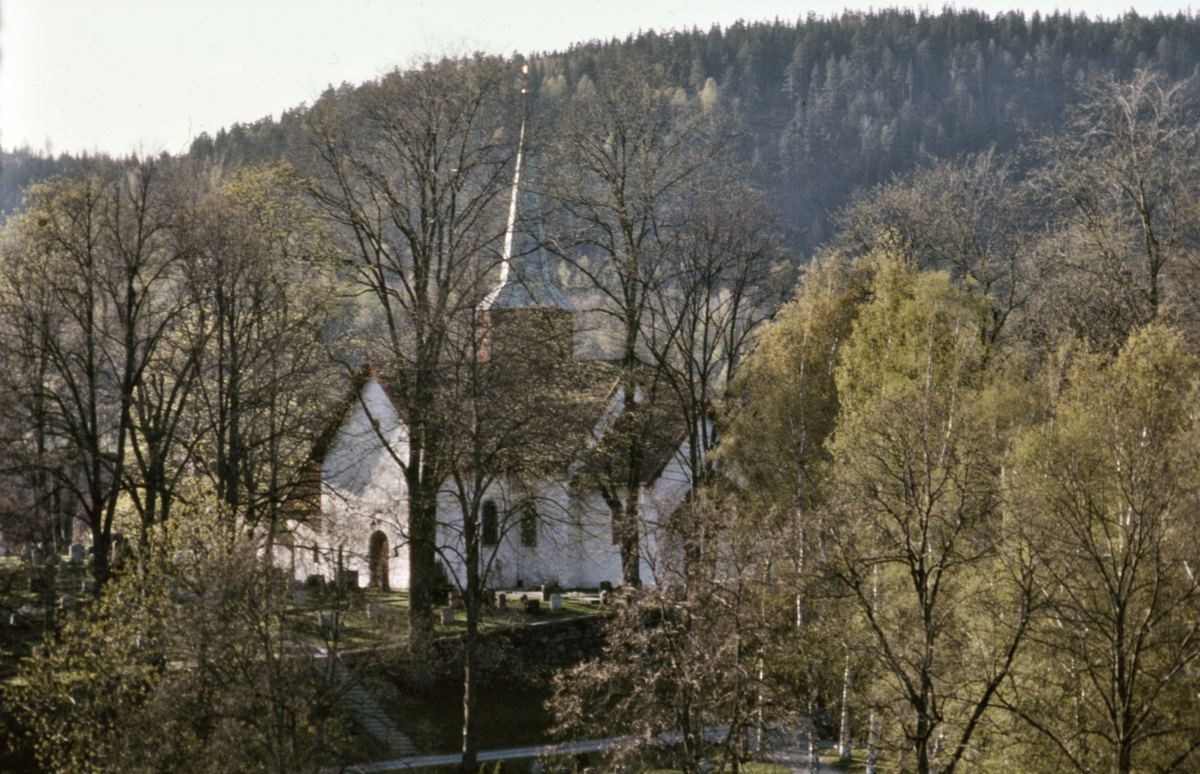 Haslum kirke, sett fra kirkegården