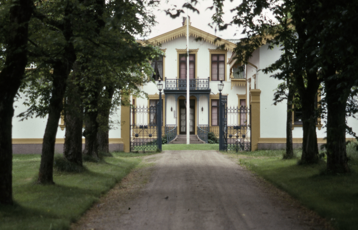 Tunnerud gård. Sveitserstil fra 1870-tallet (ark. J.H.Nebelong). Hovedbygning, sidebygg, park