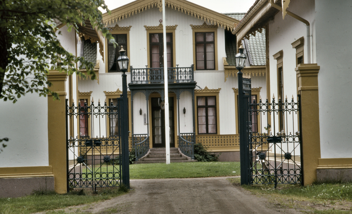 Tunnerud gård. Sveitserstil fra 1870-tallet (ark. J.H.Nebelong). Hovedbygning, sidebygg, park