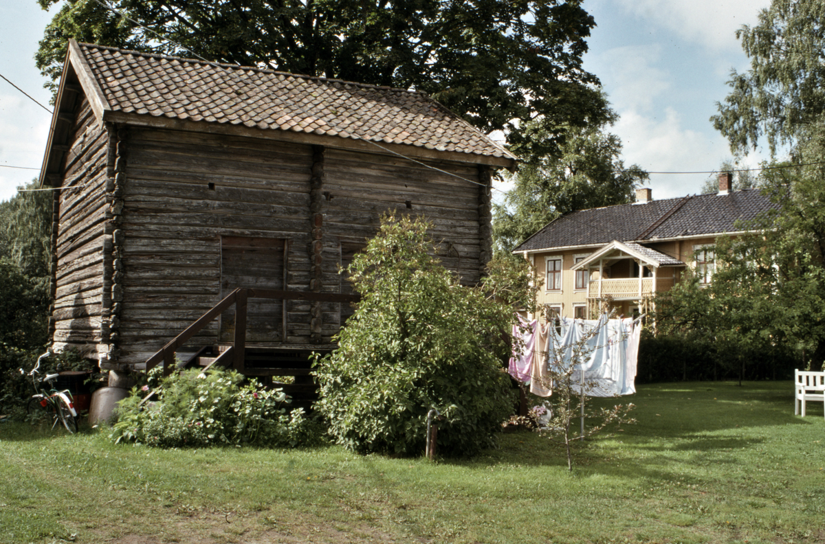 Furuset. Småbruk. Sveitserstilhus og stabbur