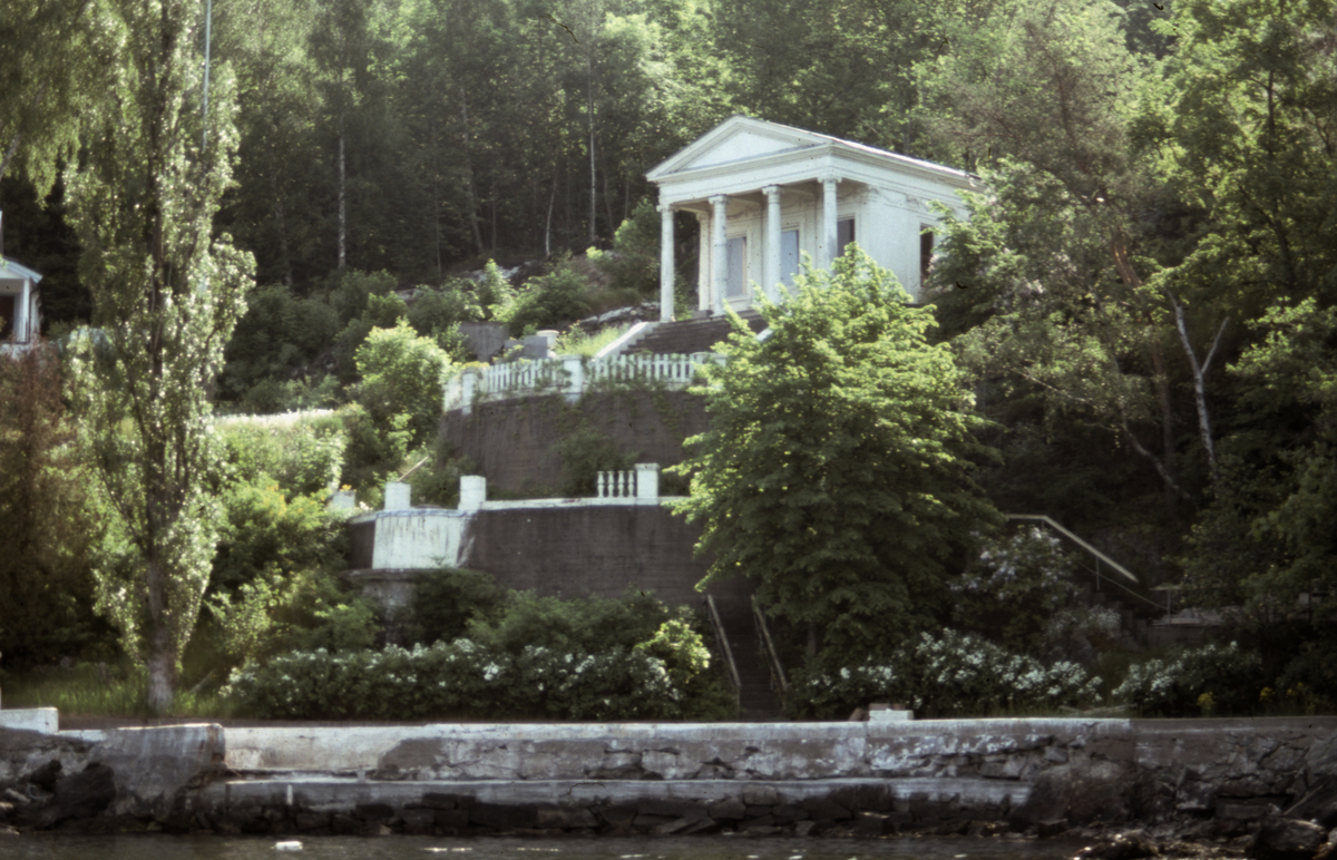 Sjøstrand. Rekke av badehus.,Sommervillaen Miramare