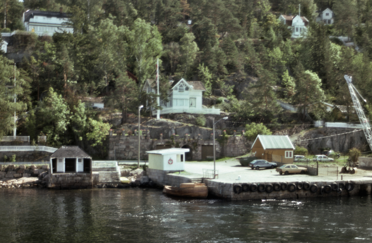 Fjellstrand. Dampskipsbrygga. Tidligere var det butikk i steinmuren, dør, vindu nå blendet