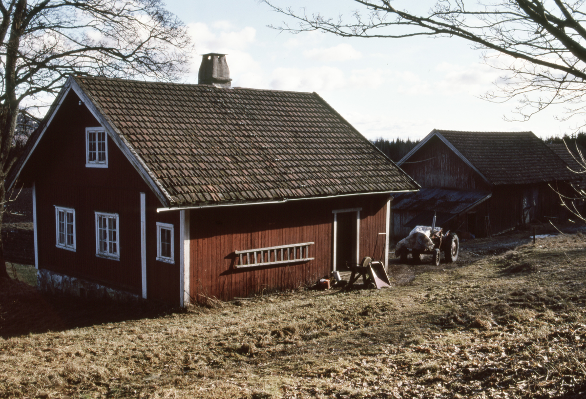 Lathus, plass under Fossum. Bebodd av Ove Lunde og hans traktor til 1990-tallet