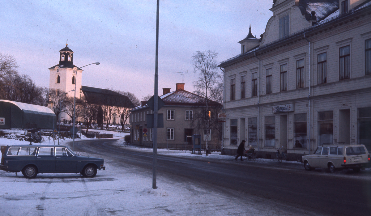 Alfta centrum med kyrkan. Till höger i bild Alfta hotell och Blomquists.