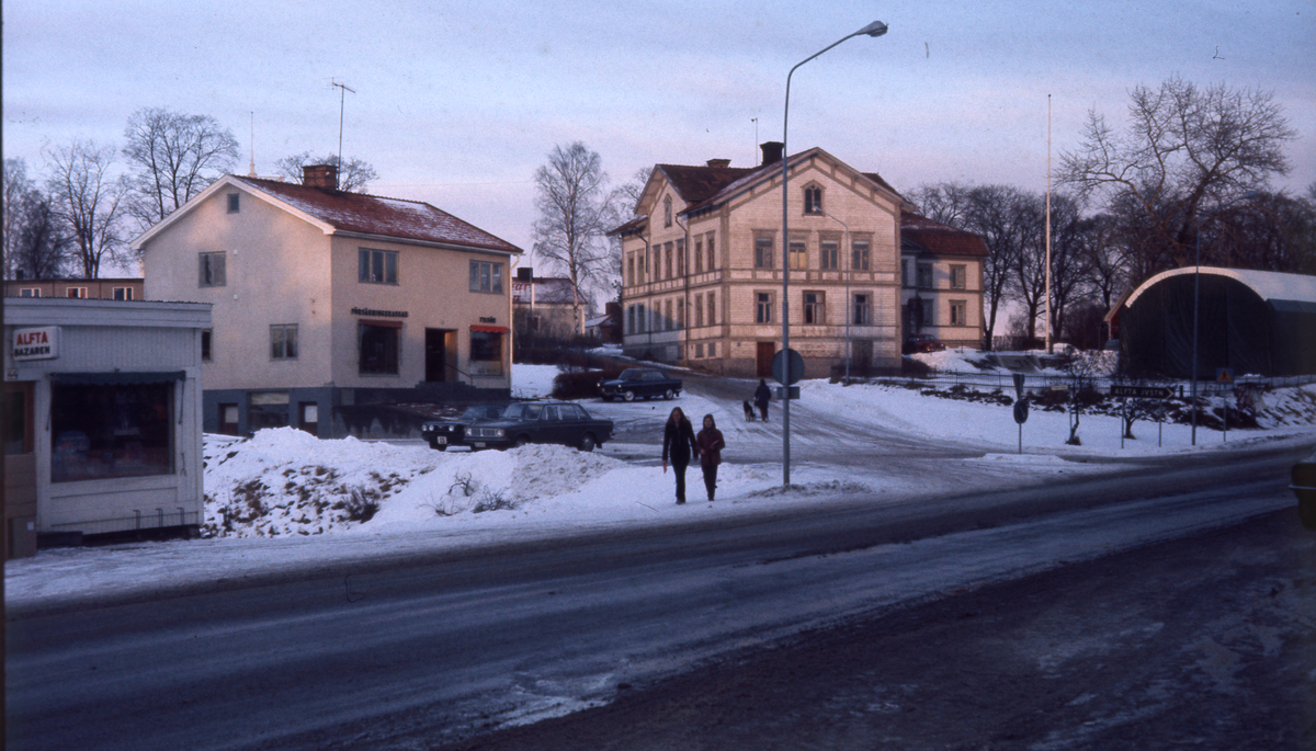 Alfta centrum. Till vänster i bild Alfta Bazaren, Försäkringskassan och frisör.