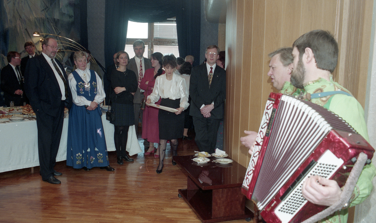 Feiring av den store seiersdagen 09.05.1997 i det russiske konsulatet i Barentsburg. 30 inviterte gjester fra Longyearbyen deltok, deriblant den konstituerte Sysselmannen. Der ble servert mat på koldtbord og det var trekkspilmusikk, sang og dans. Bildene var på trykk i Svalbardposten nr.19. 16. mai 1997.  