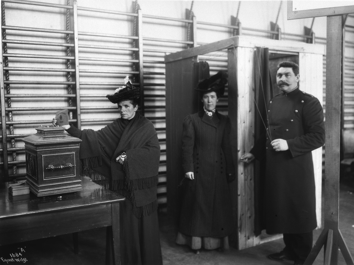 Kvinne legger sin stemme i urnen, Stortingsvalget 1909.
