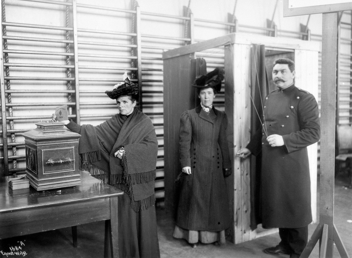 Kvinne legger sin stemme i urnen, Stortingsvalget 1909.