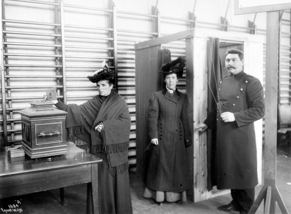Kvinne legger sin stemme i urnen, Stortingsvalget 1909.