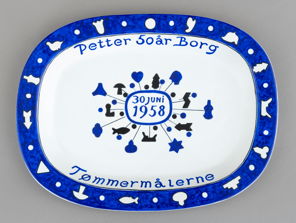 Servise av keramikk i 14 deler: 1 fat og 13 asjetter. Fat og asjetter har  blå dekor med innslag av svart på hvit bunn. Alle deler er dekorert med tømmermerker, som er knyttet til eierens arbeide som tømmermåler. Tømmermerkene, figurøksenes figurer, er hovedelementet i dekoren. Det er et "sett" med 21 tømmermerker (figurer) som brukes på fat og asjetter. Hver asjett har fire tømmermerker (symboler), mens fatet har 14 på midten og 15 langs kanten. Serviset er spesiallaget på bestilling og arbeidet er utført av keramikeren William Knutzen. Han var blant annet kjent for å bruke blå dekor, som vi også ser på dette serviset. 

Dette skjemaet omhandler fatet, servieringsfatet. 
1 ovalt, tilnærmet rektangulært, serveringsfat: Fatet er dekorert med tømmermerker langs kanten og midt på. [Signaturen til keramikeren/kunstneren er beskrevet i feltet påført tekst/merker]

Fatet er midt på dekorert med datoen 30. juni 1958 som omkranses av en blå oval ring. Ut fra ringens kant er det trukket svarte streker ut til 7 blå og 7 svarte tømmermerker. Inntil den blå strken og mellom tømmermerkene ses 7 svarte og 9 blå "kuler".  Oppå fatets blå kant ses 15 tømmermerker. Mellom hvert merke er det en hvit "kule". Det er brukt 21 forskjellige symboler på fatet. 

Av de tømmermerker, symboler, som er representert på fatet er 21 merker identifisert. Det er brukt merkekart fra 1956 som utgangspunkt for identifiseringen.
Midt på 7 blå merker, begynt identifiseringen med hjertesymbolet og fulgt urviseren mot høyre:
Nr. 1 Hans Aaraas (nr. 165 på kart) 
Nr. 2 Garman Gulbrandsen (nr. 93 på kart)
Nr. 3 M. Peterson & Søn A/S (nr. 102 på kart)
Nr. 4 Hurum Fabriker (nr. 146 på kart)
Nr. 5 The Kellner-Partington Paper Pulp Co. Ltd. (nr. 145 på kart)
Nr. 6. A/S Skurtømmer (nr. 161 på kart)
Nr. 7 Rikstelegrafen (nr. 245 på kart)
Midt på 7 svarte merker, begynt identifiseringen med grantreet og fulgt urviseren mot høyre:
Nr. 1 Glommen Skogeierforening (nr. 203 på kart)
Nr. 2 Wilhelm Staer (nr. 29 på kart)
Nr. 3 Saugbruksforeningen (nr. 129 på kart)
Nr. 4 Halfdan J. Halle (nr. 53 på kart)
Nr. 5 A/S Hafslund Sulfitfabrik (nr. 207 på kart)
Nr. 6 Sande Tresliperi A/S (nr. 173 på kart)
Nr. 7 Torp Brugs Akiteselskab (nr. 222)

På kanten av fatet er fatet dekorert med 15 merker. Identifiseringen er begynt midt på "klokka 12" med sirkelen og videre fulgt urviseren mot høyre:
Nr 1. Statens skogvesen (nr. 141 på kart)
Nr. 2 Søndre Østerdalens Avvirkningsforening (nr. 100 på kart)
Nr. 3 Bernt Paulsen (nr. 239 på kart)
Nr. 4 Glommen Skogeierforening (nr. 203 på kart)
Nr. 5 Halfdan J. Halle (nr. 53 på kart)
Nr. 6 Hans Th. Kiær (nr. 71 på kart)
Nr. 7 Hurum Fabriker (nr. 104 på kart)
Nr. 8 The Kellner-Partington Paper Pulp Co. Ltd. (nr. 145 på kart)
Nr. 9 A/S Hafslund Sulfitfabrik (nr. 207 på kart)
Nr. 10 Torp Brugs Aktieselskab (nr. 222 på kart)
Nr. 11 Ankers Træsliperi & Papirfabrik A/S (nr. 199 på kart)
Nr. 12 Saugbruksforeningen (nr. 129 på kart)
Nr. 13 M. Peterson & Søn A/S (nr. 102 på kart) 
Nr. 14 Norsk Trelastindustri A/S (nr. 87 på kart)
Nr. 15 A/S Tofte Cellulosefabrik (nr. 149 på kart)