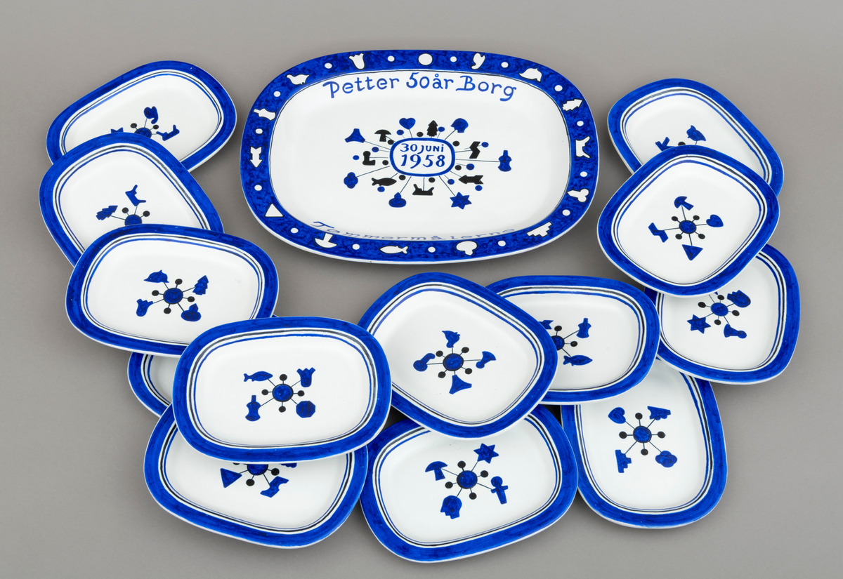 Servise av keramikk i 14 deler: 1 fat og 13 asjetter. Fat og asjetter har blå dekor med innslag av svart på hvit bunn. Alle deler er dekorert med tømmermerker, som er knyttet til eierens arbeide som tømmermåler. Tømmermerkene, figurøksenes merker, er hovedelementet i dekoren. Disse merkene ble hogd inn av tømmermålere i yteveden på tømmerstokken før fløting. Eggen på øksene hadde profiler som dannet symboler (merker) i veden. Symbolene (merkene) var knyttet til bestemte tømmerkjøpere: sagbrukseiere, telasthandlere og treforedlingsbedrifter. Øksa ble brukt da tømmeret ble solgt fra skogeier til tømmerkjøper. Det er et "sett" med 21 forskjellige symboler som brukes på fat og asjetter. Hver asjett har fire tømmermerker, mens fatet har 14 på midten og 14 langs kanten. Serviset er spesiallaget på bestilling. Det er keramikeren William Knutzen (1913-1983) som har stått føre utformingen av fat og asjetter. Han var blant annet kjent for å bruke blå dekor, som vi også ser på dette serviset. 


1 ovalt, tilnærmet rektangulært, serveringsfat: Fatet er dekorert med tømmermerker langs kanten og midt på. [Signatur er beskrevet i feltet påført tekst/merker]

13 ovale, tilnærmet rektangulære, asjetter: Asjettene har noe ulike mål, men de er cirka 22 centimeter lange og 16 centimeter brede.  [Det er satt opp mål for en av asjettene i hovedskjema, mål på øvrige asjetter gjennfinnes på underskjemaer for hver enkelt del av serviset.]