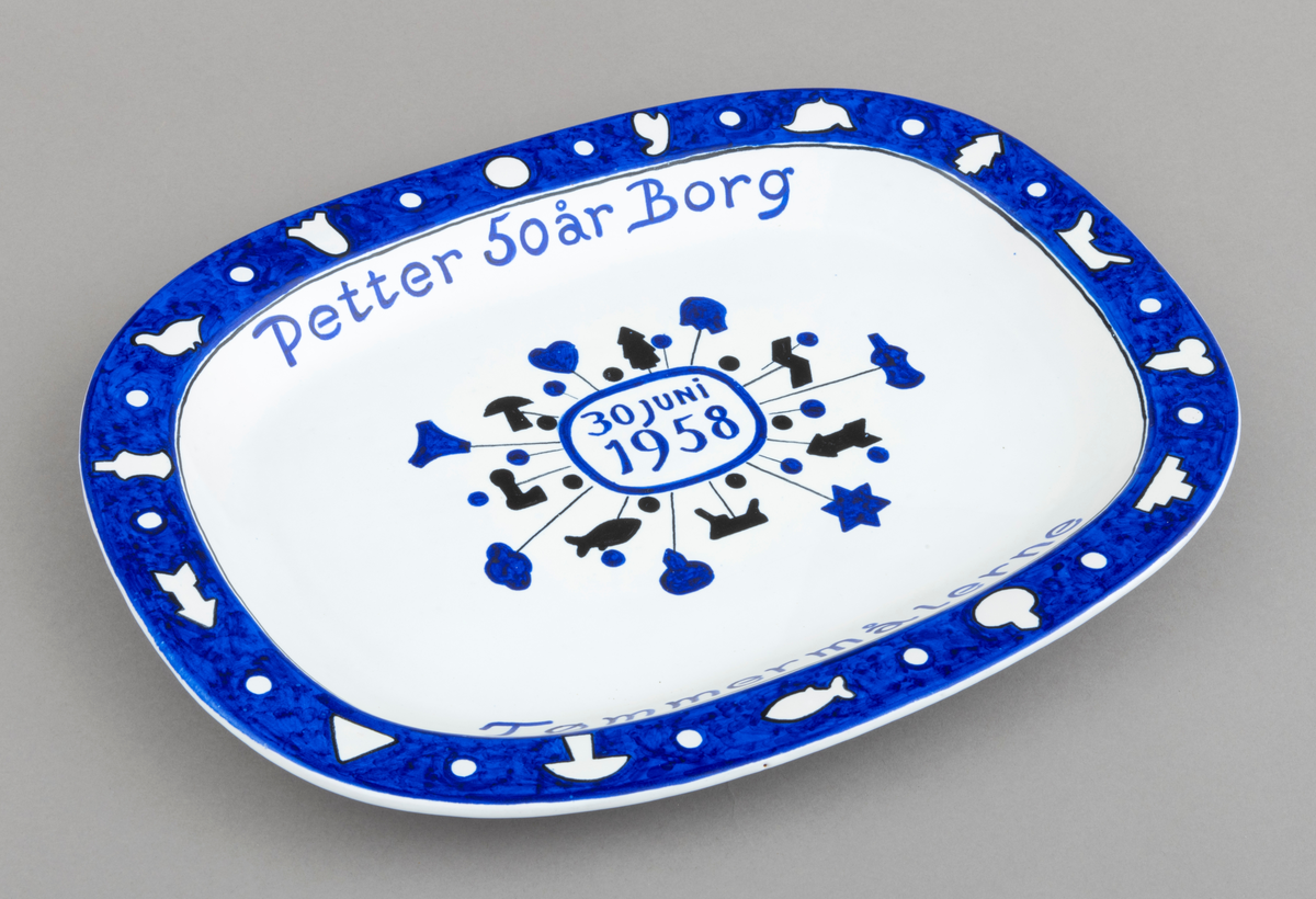 Servise av keramikk i 14 deler: 1 fat og 13 asjetter. Fat og asjetter har  blå dekor med innslag av svart på hvit bunn. Alle deler er dekorert med tømmermerker, som er knyttet til eierens arbeide som tømmermåler. Tømmermerkene, figurøksenes figurer, er hovedelementet i dekoren. Det er et "sett" med 21 tømmermerker (figurer) som brukes på fat og asjetter. Hver asjett har fire tømmermerker (symboler), mens fatet har 14 på midten og 15 langs kanten. Serviset er spesiallaget på bestilling og arbeidet er utført av keramikeren William Knutzen. Han var blant annet kjent for å bruke blå dekor, som vi også ser på dette serviset. 

Dette skjemaet omhandler fatet, servieringsfatet. 
1 ovalt, tilnærmet rektangulært, serveringsfat: Fatet er dekorert med tømmermerker langs kanten og midt på. [Signaturen til keramikeren/kunstneren er beskrevet i feltet påført tekst/merker]

Fatet er midt på dekorert med datoen 30. juni 1958 som omkranses av en blå oval ring. Ut fra ringens kant er det trukket svarte streker ut til 7 blå og 7 svarte tømmermerker. Inntil den blå strken og mellom tømmermerkene ses 7 svarte og 9 blå "kuler".  Oppå fatets blå kant ses 15 tømmermerker. Mellom hvert merke er det en hvit "kule". Det er brukt 21 forskjellige symboler på fatet. 

Av de tømmermerker, symboler, som er representert på fatet er 21 merker identifisert. Det er brukt merkekart fra 1956 som utgangspunkt for identifiseringen.
Midt på 7 blå merker, begynt identifiseringen med hjertesymbolet og fulgt urviseren mot høyre:
Nr. 1 Hans Aaraas (nr. 165 på kart) 
Nr. 2 Garman Gulbrandsen (nr. 93 på kart)
Nr. 3 M. Peterson & Søn A/S (nr. 102 på kart)
Nr. 4 Hurum Fabriker (nr. 146 på kart)
Nr. 5 The Kellner-Partington Paper Pulp Co. Ltd. (nr. 145 på kart)
Nr. 6. A/S Skurtømmer (nr. 161 på kart)
Nr. 7 Rikstelegrafen (nr. 245 på kart)
Midt på 7 svarte merker, begynt identifiseringen med grantreet og fulgt urviseren mot høyre:
Nr. 1 Glommen Skogeierforening (nr. 203 på kart)
Nr. 2 Wilhelm Staer (nr. 29 på kart)
Nr. 3 Saugbruksforeningen (nr. 129 på kart)
Nr. 4 Halfdan J. Halle (nr. 53 på kart)
Nr. 5 A/S Hafslund Sulfitfabrik (nr. 207 på kart)
Nr. 6 Sande Tresliperi A/S (nr. 173 på kart)
Nr. 7 Torp Brugs Akiteselskab (nr. 222)

På kanten av fatet er fatet dekorert med 15 merker. Identifiseringen er begynt midt på "klokka 12" med sirkelen og videre fulgt urviseren mot høyre:
Nr 1. Statens skogvesen (nr. 141 på kart)
Nr. 2 Søndre Østerdalens Avvirkningsforening (nr. 100 på kart)
Nr. 3 Bernt Paulsen (nr. 239 på kart)
Nr. 4 Glommen Skogeierforening (nr. 203 på kart)
Nr. 5 Halfdan J. Halle (nr. 53 på kart)
Nr. 6 Hans Th. Kiær (nr. 71 på kart)
Nr. 7 Hurum Fabriker (nr. 104 på kart)
Nr. 8 The Kellner-Partington Paper Pulp Co. Ltd. (nr. 145 på kart)
Nr. 9 A/S Hafslund Sulfitfabrik (nr. 207 på kart)
Nr. 10 Torp Brugs Aktieselskab (nr. 222 på kart)
Nr. 11 Ankers Træsliperi & Papirfabrik A/S (nr. 199 på kart)
Nr. 12 Saugbruksforeningen (nr. 129 på kart)
Nr. 13 M. Peterson & Søn A/S (nr. 102 på kart) 
Nr. 14 Norsk Trelastindustri A/S (nr. 87 på kart)
Nr. 15 A/S Tofte Cellulosefabrik (nr. 149 på kart)