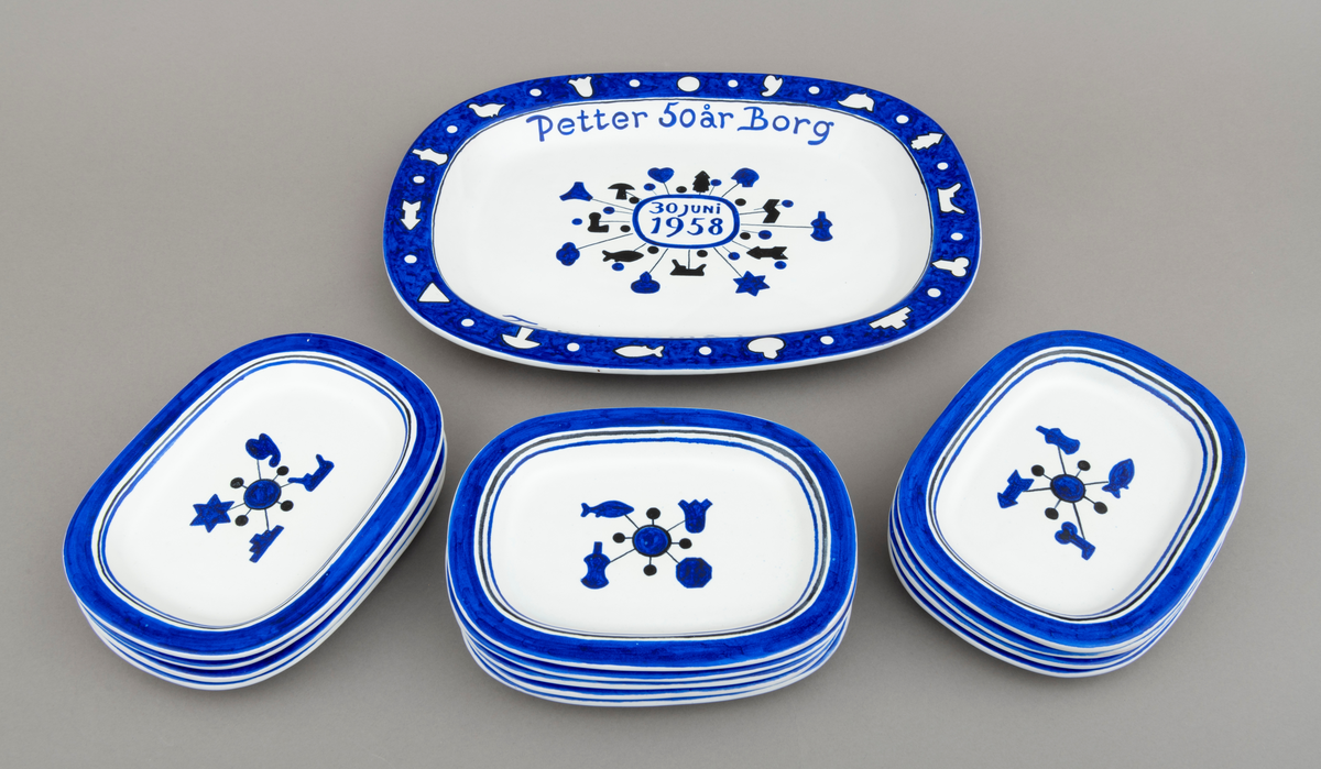 Servise av keramikk i 14 deler: 1 fat og 13 asjetter. Fat og asjetter har blå dekor med innslag av svart på hvit bunn. Alle deler er dekorert med tømmermerker, som er knyttet til eierens arbeide som tømmermåler. Tømmermerkene, figurøksenes merker, er hovedelementet i dekoren. Disse merkene ble hogd inn av tømmermålere i yteveden på tømmerstokken før fløting. Eggen på øksene hadde profiler som dannet symboler (merker) i veden. Symbolene (merkene) var knyttet til bestemte tømmerkjøpere: sagbrukseiere, telasthandlere og treforedlingsbedrifter. Øksa ble brukt da tømmeret ble solgt fra skogeier til tømmerkjøper. Det er et "sett" med 21 forskjellige symboler som brukes på fat og asjetter. Hver asjett har fire tømmermerker, mens fatet har 14 på midten og 14 langs kanten. Serviset er spesiallaget på bestilling. Det er keramikeren William Knutzen (1913-1983) som har stått føre utformingen av fat og asjetter. Han var blant annet kjent for å bruke blå dekor, som vi også ser på dette serviset. 


1 ovalt, tilnærmet rektangulært, serveringsfat: Fatet er dekorert med tømmermerker langs kanten og midt på. [Signatur er beskrevet i feltet påført tekst/merker]

13 ovale, tilnærmet rektangulære, asjetter: Asjettene har noe ulike mål, men de er cirka 22 centimeter lange og 16 centimeter brede.  [Det er satt opp mål for en av asjettene i hovedskjema, mål på øvrige asjetter gjennfinnes på underskjemaer for hver enkelt del av serviset.]