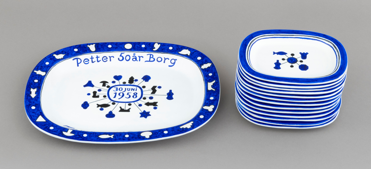 Servise av keramikk i 14 deler: 1 fat og 13 asjetter. Fat og asjetter har blå dekor med innslag av svart på hvit bunn. Alle deler er dekorert med tømmermerker, som er knyttet til eierens arbeide som tømmermåler. Tømmermerkene, figurøksenes merker, er hovedelementet i dekoren. Disse merkene ble hogd inn av tømmermålere i yteveden på tømmerstokken før fløting. Eggen på øksene hadde profiler som dannet symboler (merker) i veden. Symbolene (merkene) var knyttet til bestemte tømmerkjøpere: sagbrukseiere, telasthandlere og treforedlingsbedrifter. Øksa ble brukt da tømmeret ble solgt fra skogeier til tømmerkjøper. Det er et "sett" med 21 forskjellige symboler som brukes på fat og asjetter. Hver asjett har fire tømmermerker, mens fatet har 14 på midten og 14 langs kanten. Serviset er spesiallaget på bestilling. Det er keramikeren William Knutzen (1913-1983) som har stått føre utformingen av fat og asjetter. Han var blant annet kjent for å bruke blå dekor, som vi også ser på dette serviset. 


1 ovalt, tilnærmet rektangulært, serveringsfat: Fatet er dekorert med tømmermerker langs kanten og midt på. [Signatur er beskrevet i feltet påført tekst/merker]

13 ovale, tilnærmet rektangulære, asjetter: Asjettene har noe ulike mål, men de er cirka 22 centimeter lange og 16 centimeter brede.  [Det er satt opp mål for en av asjettene i hovedskjema, mål på øvrige asjetter gjennfinnes på underskjemaer for hver enkelt del av serviset.]