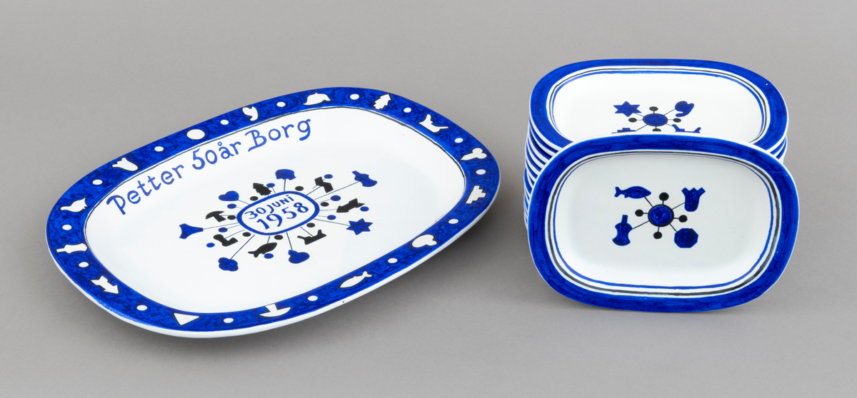 Servise av keramikk i 14 deler: 1 fat og 13 asjetter. Fat og asjetter har blå dekor med innslag av svart på hvit bunn. Alle deler er dekorert med tømmermerker, som er knyttet til eierens arbeide som tømmermåler. Tømmermerkene, figurøksenes merker, er hovedelementet i dekoren. Disse merkene ble hogd inn av tømmermålere i yteveden på tømmerstokken før fløting. Eggen på øksene hadde profiler som dannet symboler (merker) i veden. Symbolene (merkene) var knyttet til bestemte tømmerkjøpere: sagbrukseiere, telasthandlere og treforedlingsbedrifter. Øksa ble brukt da tømmeret ble solgt fra skogeier til tømmerkjøper. Det er et "sett" med 21 forskjellige symboler som brukes på fat og asjetter. Hver asjett har fire tømmermerker, mens fatet har 14 på midten og 14 langs kanten. Serviset er spesiallaget på bestilling. Det er keramikeren William Knutzen (1913-1983) som har stått føre utformingen av fat og asjetter. Han var blant annet kjent for å bruke blå dekor, som vi også ser på dette serviset. 


1 ovalt, tilnærmet rektangulært, serveringsfat: Fatet er dekorert med tømmermerker langs kanten og midt på. [Signatur er beskrevet i feltet påført tekst/merker]

13 ovale, tilnærmet rektangulære, asjetter: Asjettene har noe ulike mål, men de er cirka 22 centimeter lange og 16 centimeter brede.  [Det er satt opp mål for en av asjettene i hovedskjema, mål på øvrige asjetter gjennfinnes på underskjemaer for hver enkelt del av serviset.]