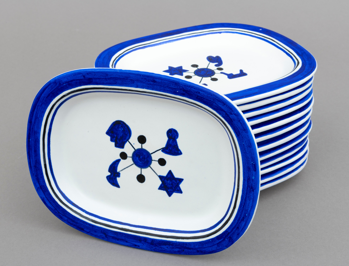 Servise av keramikk i 14 deler: 1 fat og 13 asjetter. Fat og asjetter har blå dekor med innslag av svart på hvit bunn. Alle deler er dekorert med tømmermerker, som er knyttet til eierens arbeide som tømmermåler. Tømmermerkene, figurøksenes merker, er hovedelementet i dekoren. Disse merkene ble hogd inn av tømmermålere i yteveden på tømmerstokken før fløting. Eggen på øksene hadde profiler som dannet symboler (merker) i veden. Symbolene (merkene) var knyttet til bestemte tømmerkjøpere: sagbrukseiere, telasthandlere og treforedlingsbedrifter. Øksa ble brukt da tømmeret ble solgt fra skogeier til tømmerkjøper. Det er et "sett" med 21 forskjellige symboler som brukes på fat og asjetter. Hver asjett har fire tømmermerker, mens fatet har 14 på midten og 14 langs kanten. Serviset er spesiallaget på bestilling. Det er keramikeren William Knutzen (1913-1983) som har stått føre utformingen av fat og asjetter. Han var blant annet kjent for å bruke blå dekor, som vi også ser på dette serviset. 


1 ovalt, tilnærmet rektangulært, serveringsfat: Fatet er dekorert med tømmermerker langs kanten og midt på. [Signatur er beskrevet i feltet påført tekst/merker]

13 ovale, tilnærmet rektangulære, asjetter: Asjettene har noe ulike mål, men de er cirka 22 centimeter lange og 16 centimeter brede.  [Det er satt opp mål for en av asjettene i hovedskjema, mål på øvrige asjetter gjennfinnes på underskjemaer for hver enkelt del av serviset.]