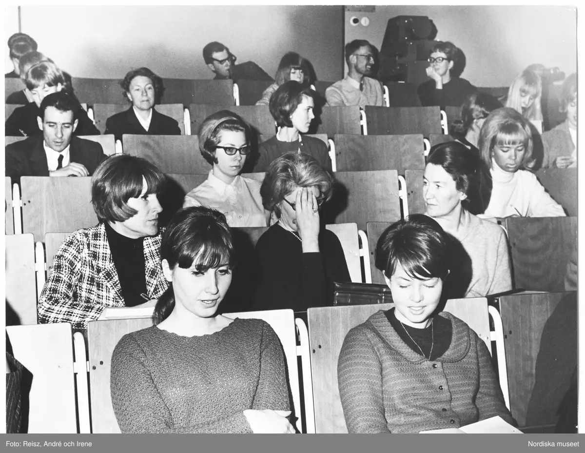 Föreläsningssal på Stockholms universitet. På tredje raden sitter Princessan Christina.