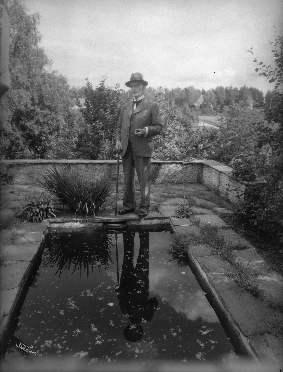Knut Hamsun ved basseng, Sirilund. Fotografert 07.08.1936.