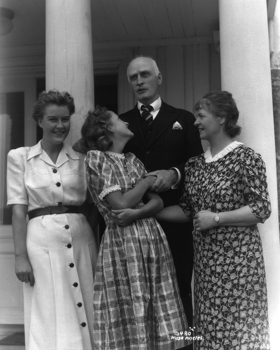 Knut Hamsun og Marie Hamsun med døtrene Ellinor og Cecilie. Fotografert 06.07.1939.