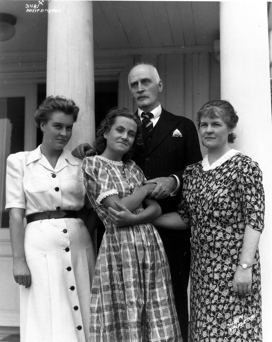 Knut Hamsun og Marie Hamsun med døtrene Ellinor og Cecilie. Fotografert 06.07.1939.