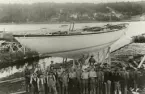 Sjösättning av havskryssaren Glädja vid Holms varv i Gamleby, omkring 1938. Varvsarbetarna samlade framför båten. Byggd för export till USA.