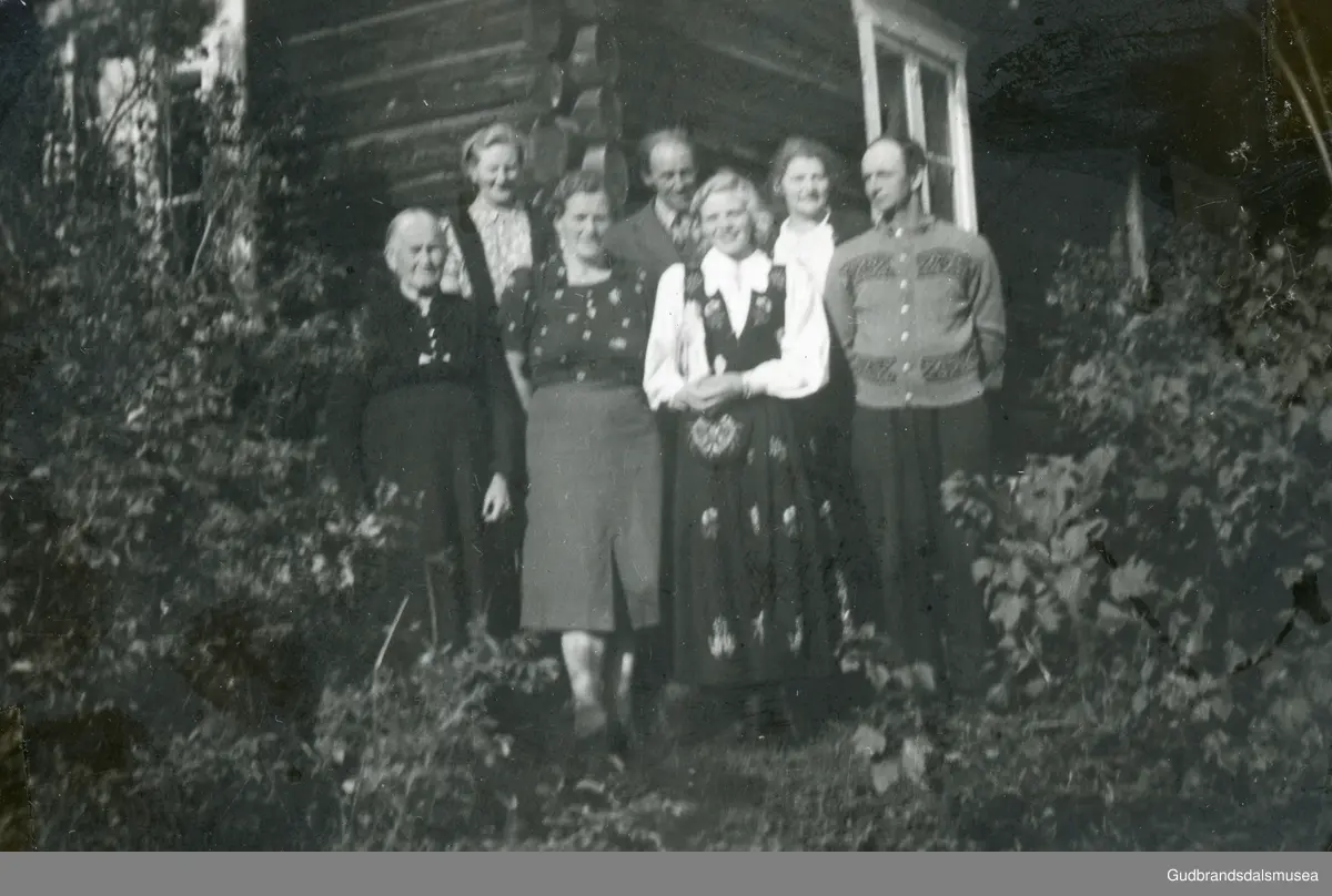 Stade, Vågå
1.rekke: Sigrid Dahl, Kari Dahl Snerle, Reidun Raastad f. Snerle 1933-2006 og Pål Snerle. 
2.rekke: Marie Dahl. Øyvind Holen?, Kari Holen?
Reidun sin konfirmasjon.

Innlånt album fra Knut Raastad, Sande (Nordherad)