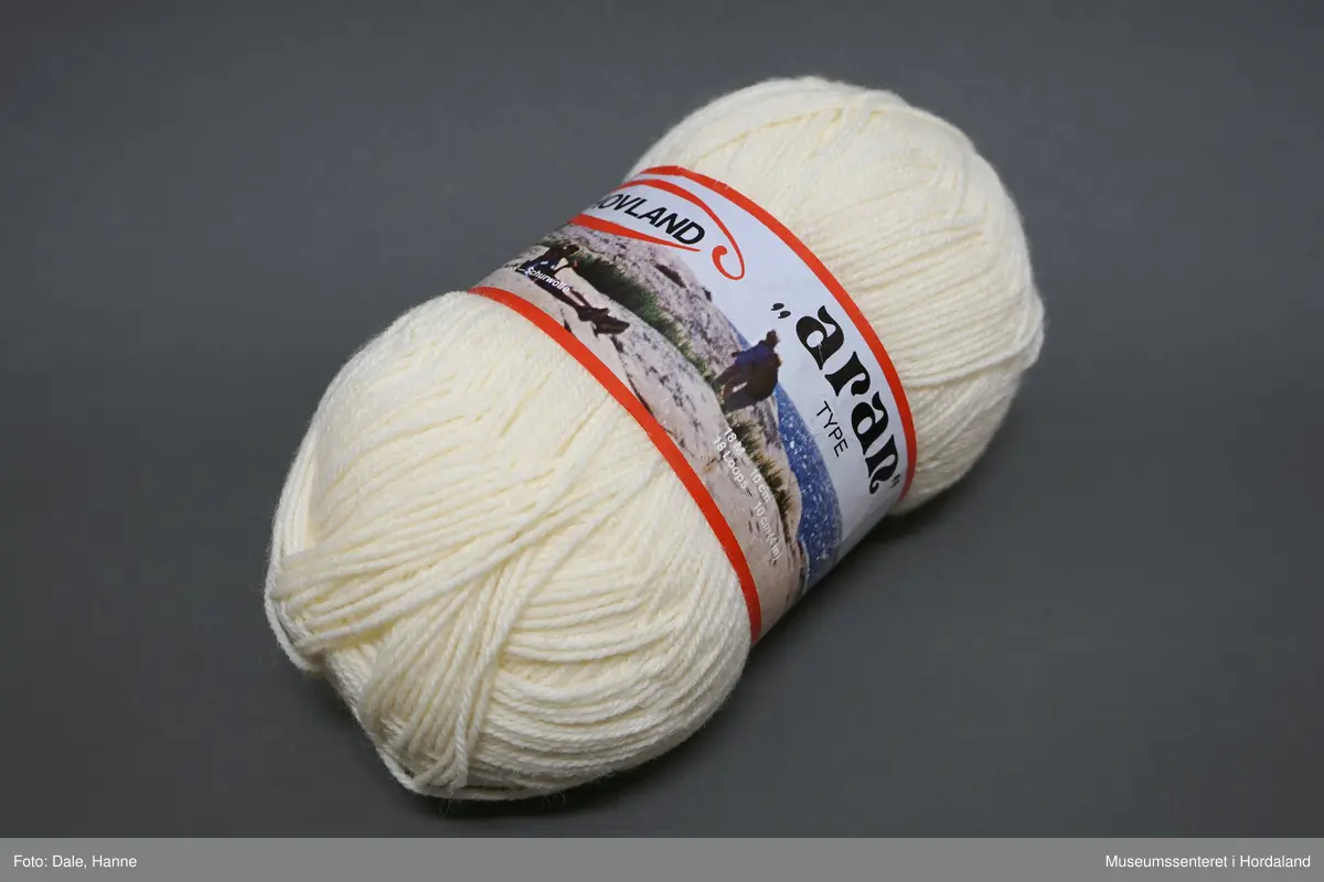 Eitt stort nøste (400 g) kvitt Aran garn, produsert ved Hovland Ullvarefabrikk. Garnet er ei blanding av ull og akryl, og strikkast med pinne 4 1/2.