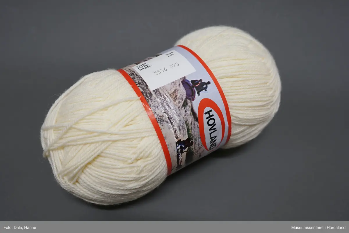 Eitt stort nøste (400 g) kvitt Aran garn, produsert ved Hovland Ullvarefabrikk. Garnet er ei blanding av ull og akryl, og strikkast med pinne 4 1/2.