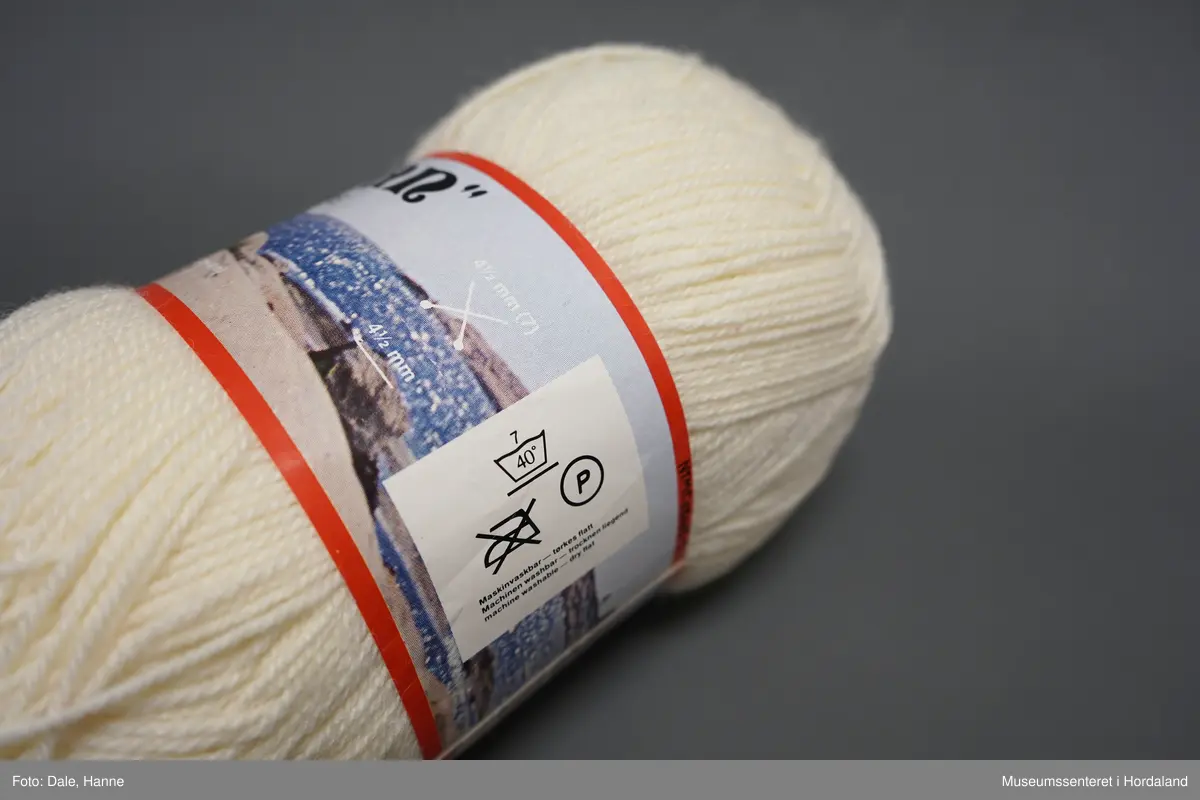 Eitt stort nøste (400 g) kvitt Aran garn, produsert ved Hovland Ullvarefabrikk. Garnet er ei blanding av ull og akryl, og strikkast med pinne 4 1/2.