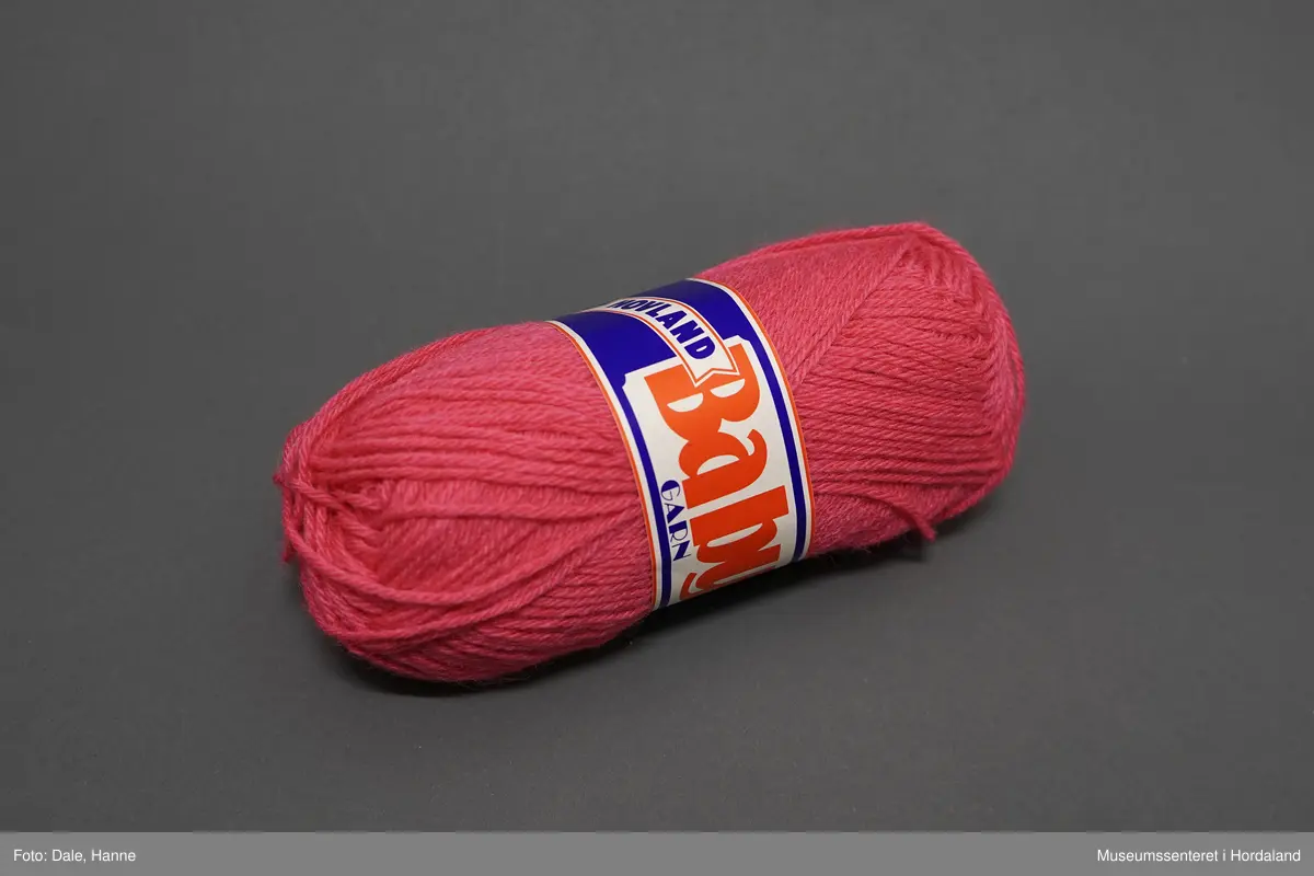Eit rosa nøste Baby garn, produsert ved Hovland Ullvarefabrikk. Garnet er i ei blanding av akryl, polyamid, ull og mohair.