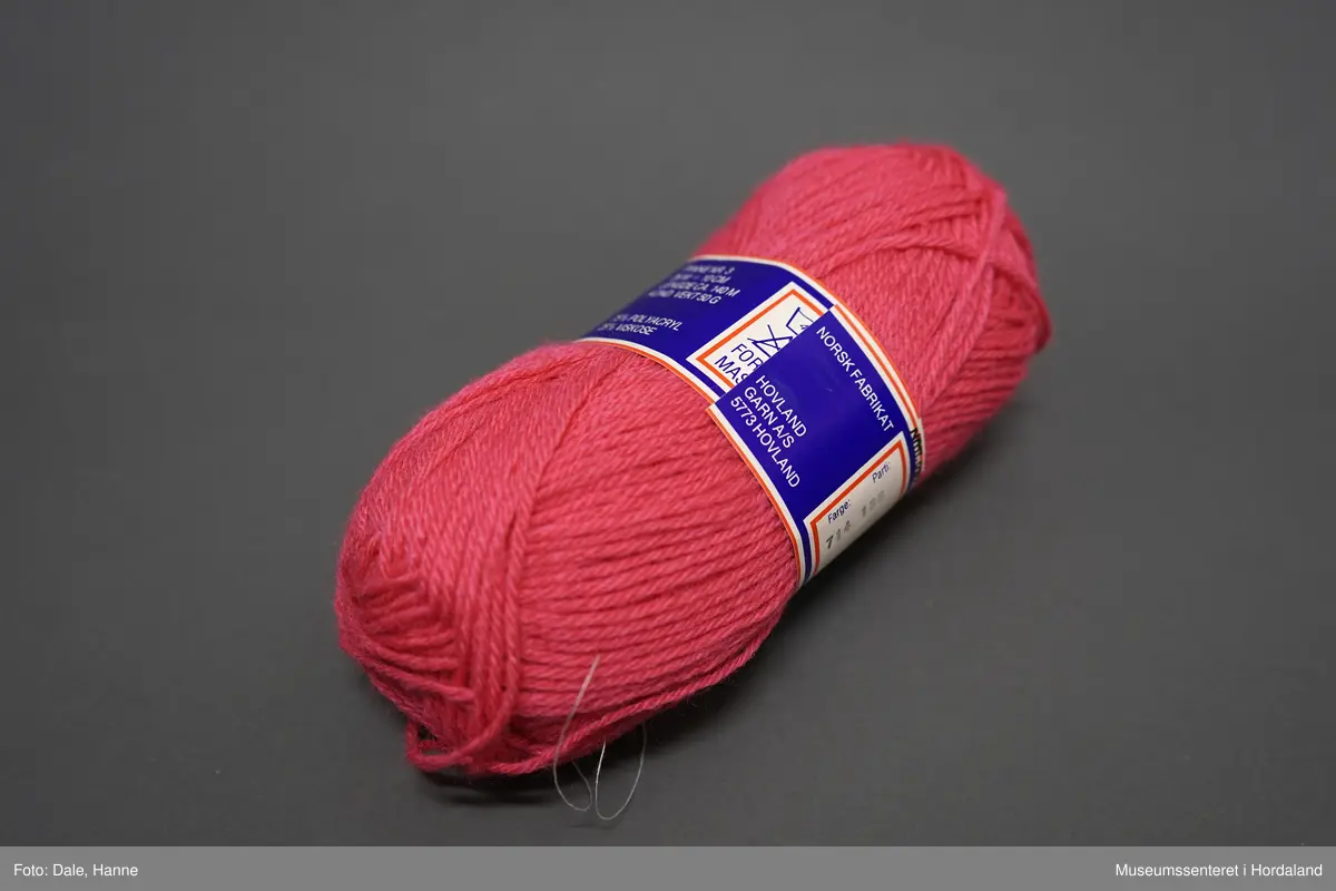 Eit rosa nøste Baby garn, produsert ved Hovland Ullvarefabrikk. Garnet er i ei blanding av akryl, polyamid, ull og mohair.