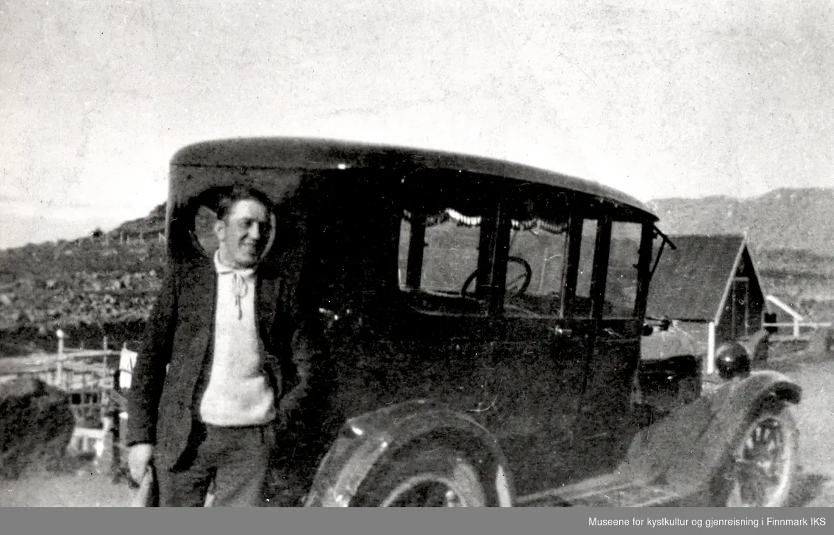 Honningsvåg, Valan. Bjørnar Isaksen med sin første drosjebil (Dodge Y33). 1936.