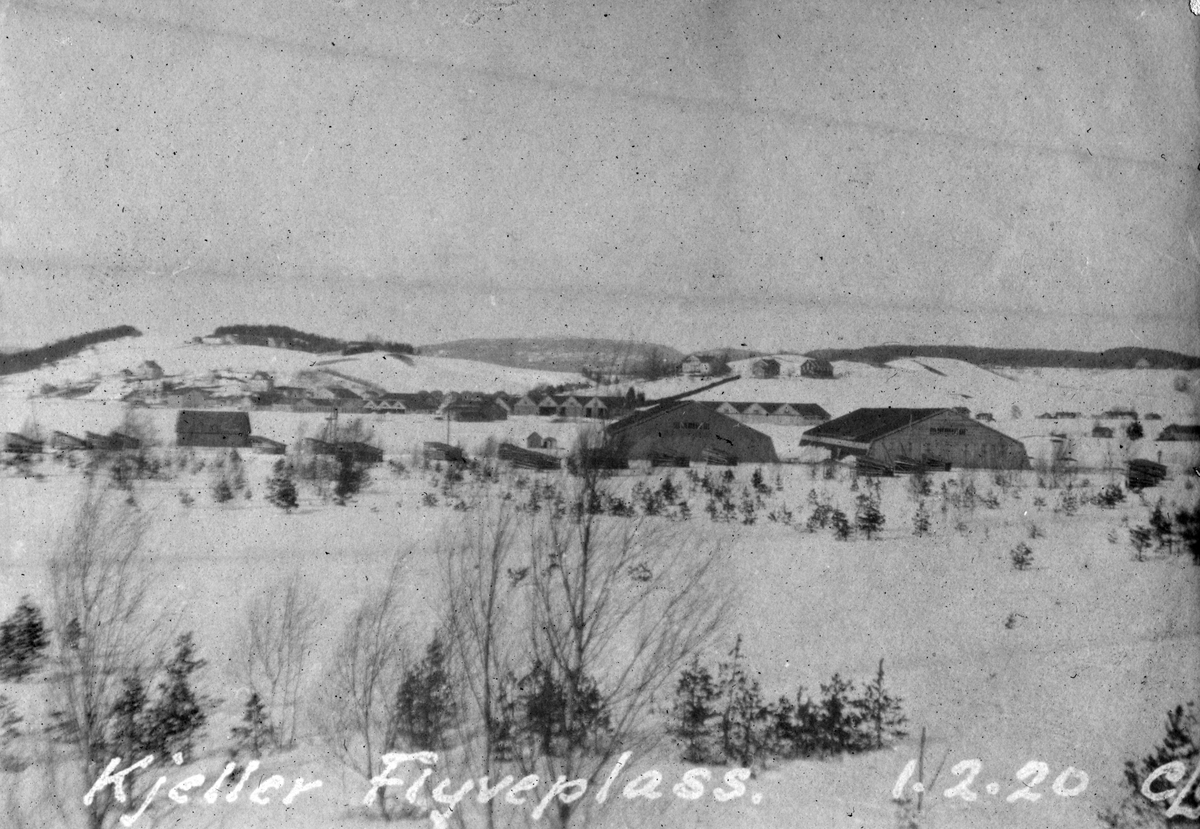 Kjeller flyplass vinteren 1920. Bildet tatt mot nord, med flyhangarene i bakgrunnen.