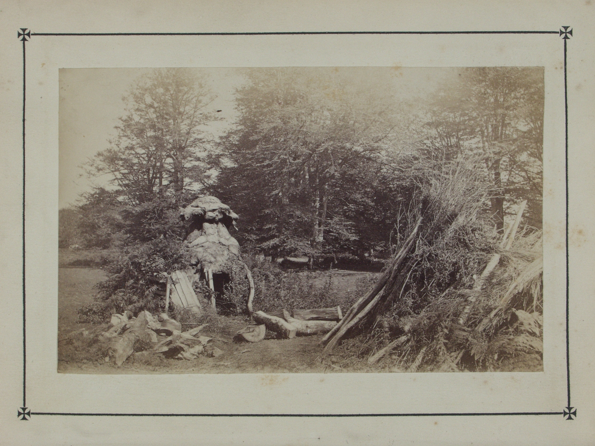 Bok på 116 s. med kart og beskrivelse av skogsområdet New Forest i Hampshire. Boken inneholder 10 fotografier som limt inn i boken. Fotografiene er tatt av John Golden Short.