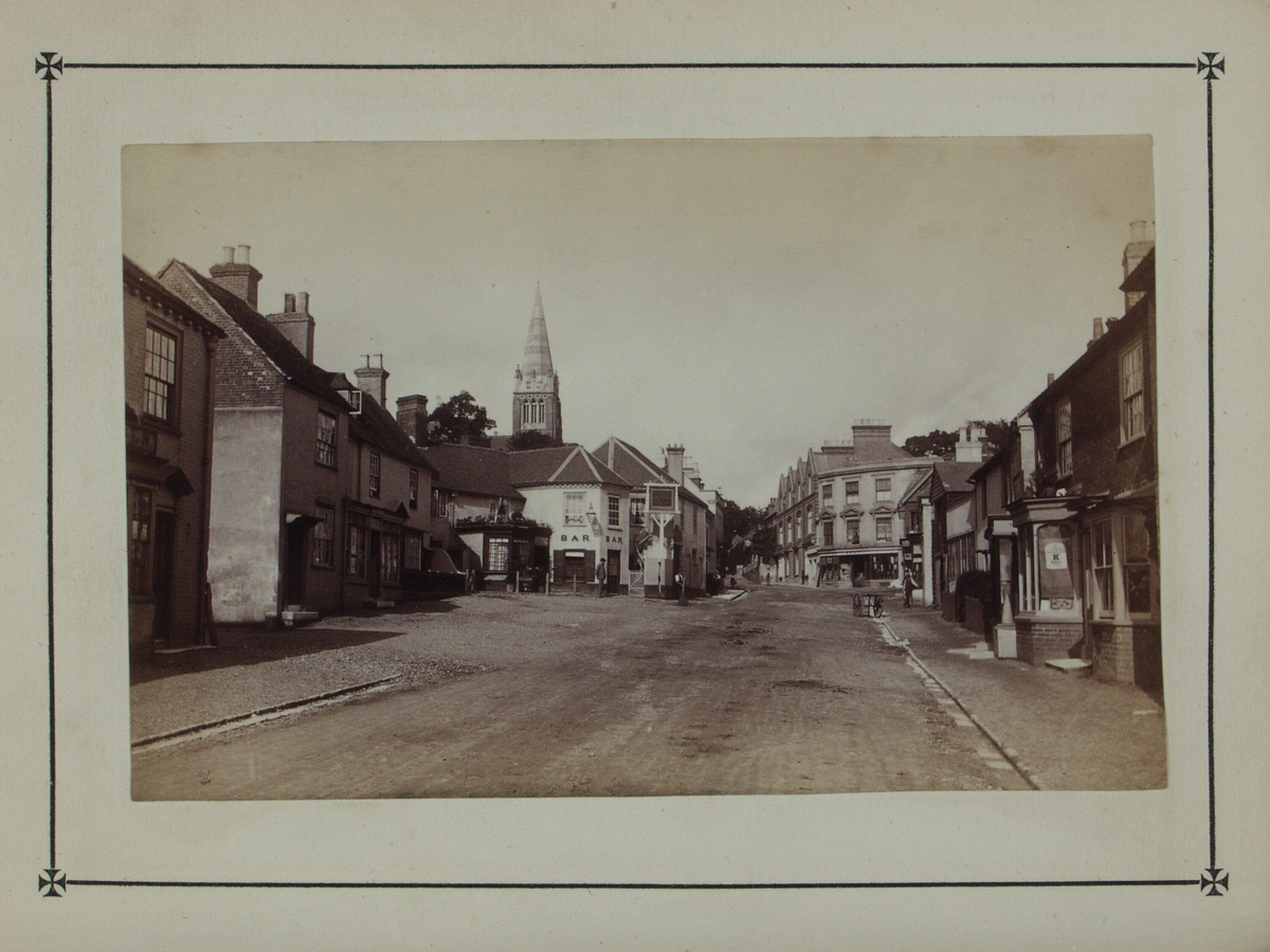 Bok på 116 s. med kart og beskrivelse av skogsområdet New Forest i Hampshire. Boken inneholder 10 fotografier som limt inn i boken. Fotografiene er tatt av John Golden Short.