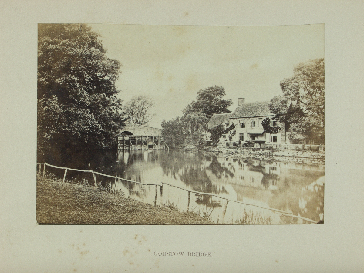 Bok med innlimte albuminfotografier fra elven Thames. Fotografert av Frances Frith. Den første utgaven av boken var illustrert med over 300 tresnitt, mens denne utgaven kom med 15 fotografier på 10 x 14 cm, og et ovalt fotografi på bokens omslag. Publisert av Aldred W. Bennett. virtue & Co. i 1869 kom 2. utg., men den gang publisert av Cassell, Petter and Galphin i London.